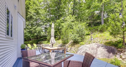 Mystic Retreat w/ Patio & Grill: Walk to River!