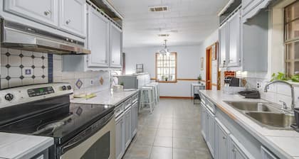9 Mi to Water Park: Silver Creek Gem w/ Fireplace!