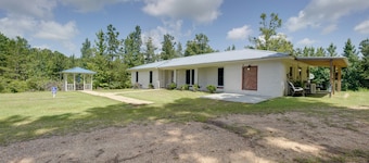 9 Mi to Water Park: Silver Creek Gem w/ Fireplace!