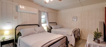 9 Mi to Water Park: Silver Creek Gem w/ Fireplace!