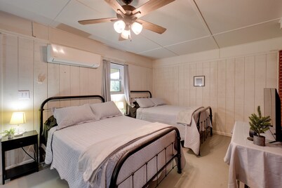 9 Mi to Water Park: Silver Creek Gem w/ Fireplace!