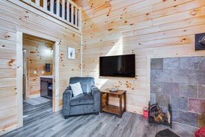 Interior - Modern Salineville Cabin on 13 Acres w/ Fire Pit! (Salineville)