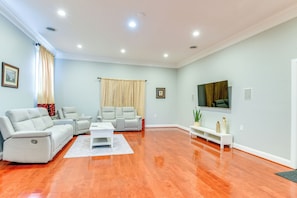 House (5 Bedrooms) | Interior