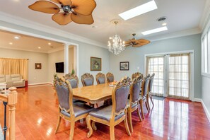 House (5 Bedrooms) | Interior