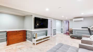 House (5 Bedrooms) | Interior