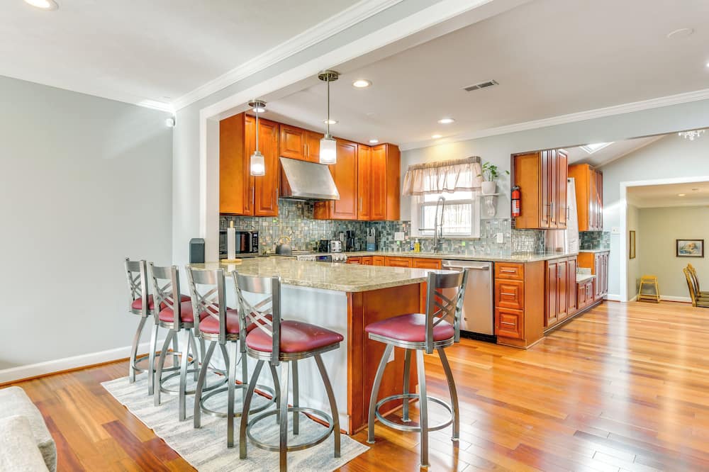 Spacious Home w/ Tranquil Patio ~ 29 Mi to DC! - Baldwin Hills, CA