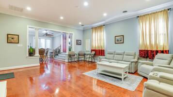 House (5 Bedrooms) | Interior