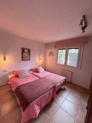 5 quartos, ferros/tábuas de passar roupa, Wi-Fi, roupa de cama