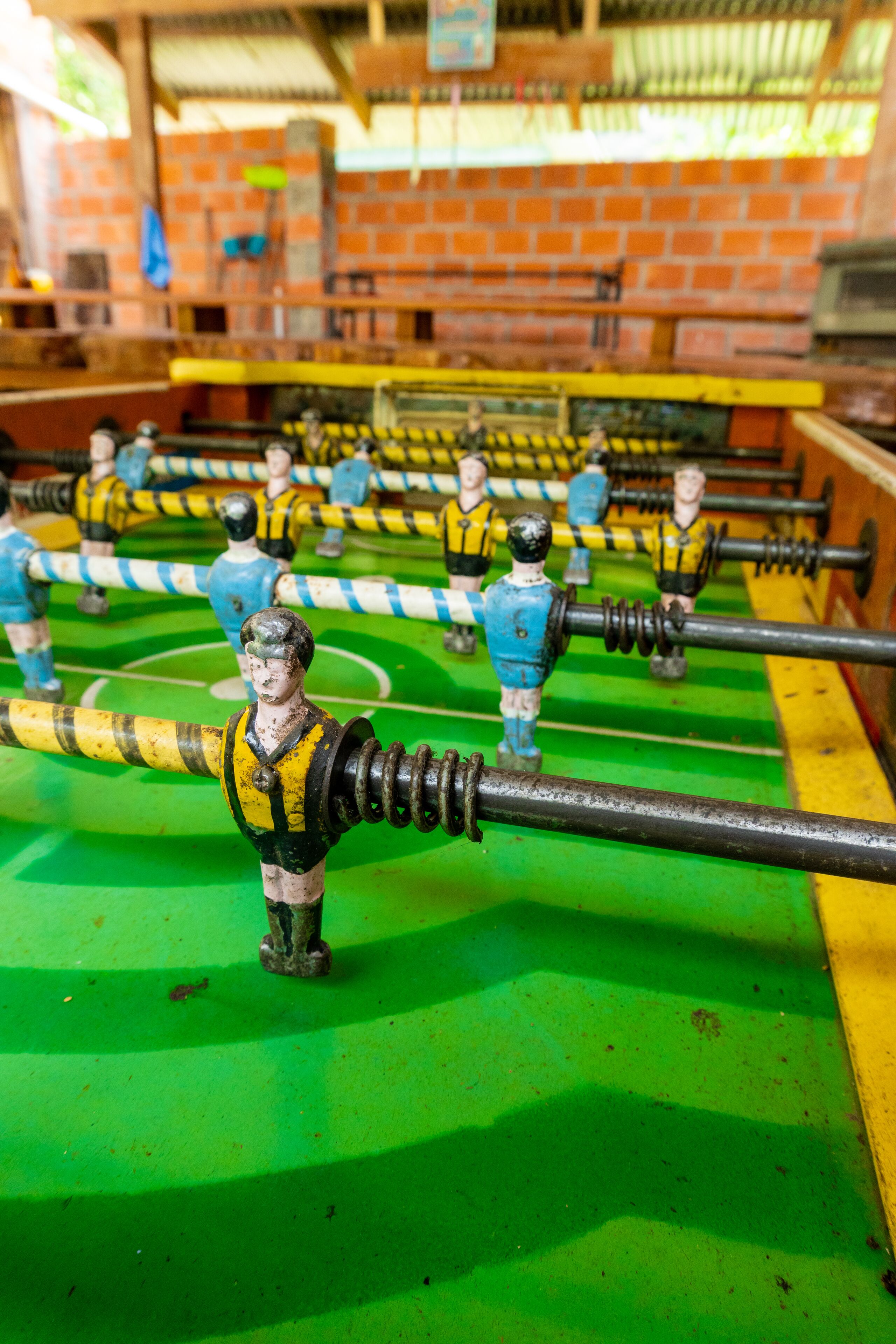 Una mesa de fútbol de mesa con jugadores con uniformes azules y amarillos.