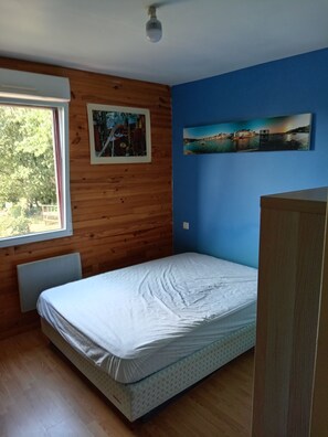 3 bedrooms, iron/ironing board, travel crib, free WiFi