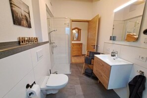 Shower, hair dryer, towels, soap - Ferienwohnung Roche Hof in Pähl - Gemütlich, Ländlich und mit Liebe zum Detail (Pähl)