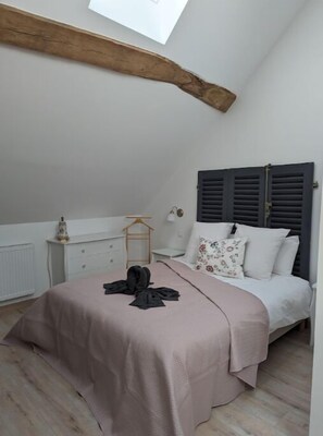 2 bedrooms, iron/ironing board, travel cot, free WiFi