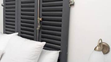 2 dormitoris, planxa i posts de planxar i un bressol de viatge