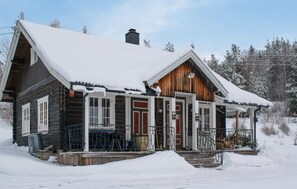 A log cabin with a snow-covered roof and a porch. - 3 bedroom amazing home in Gjesåsen (Gjesåsen)