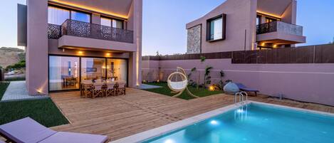 시즌별로 운영되는 야외 수영장, 일광욕 의자