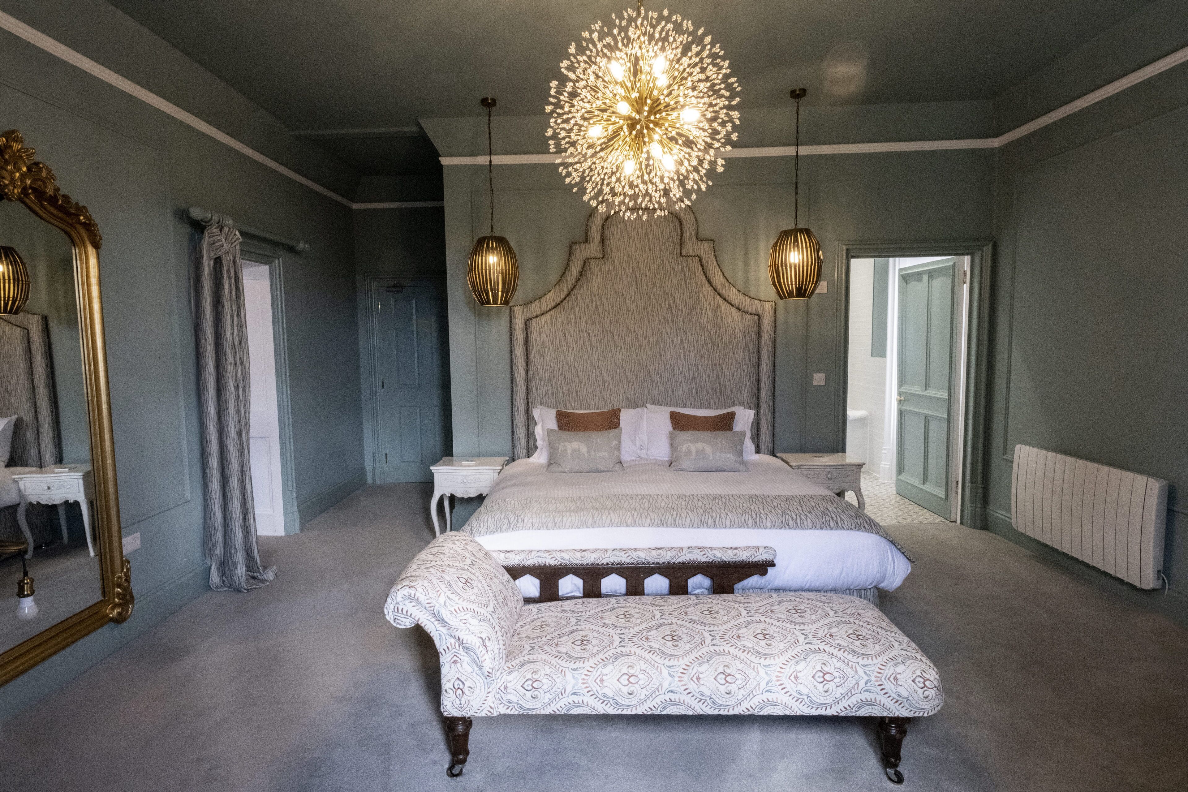 Phòng dành cho gia đình | Bộ đồ giường cao cấp, bàn, khu vực làm việc phù hợp cho laptop 