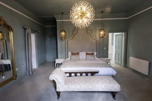 Ropa de cama de alta calidad y escritorio