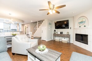 TV - Pet Friendly Waterfront Condo w/ Private Deck & Boat Slip (Corpus Christi)