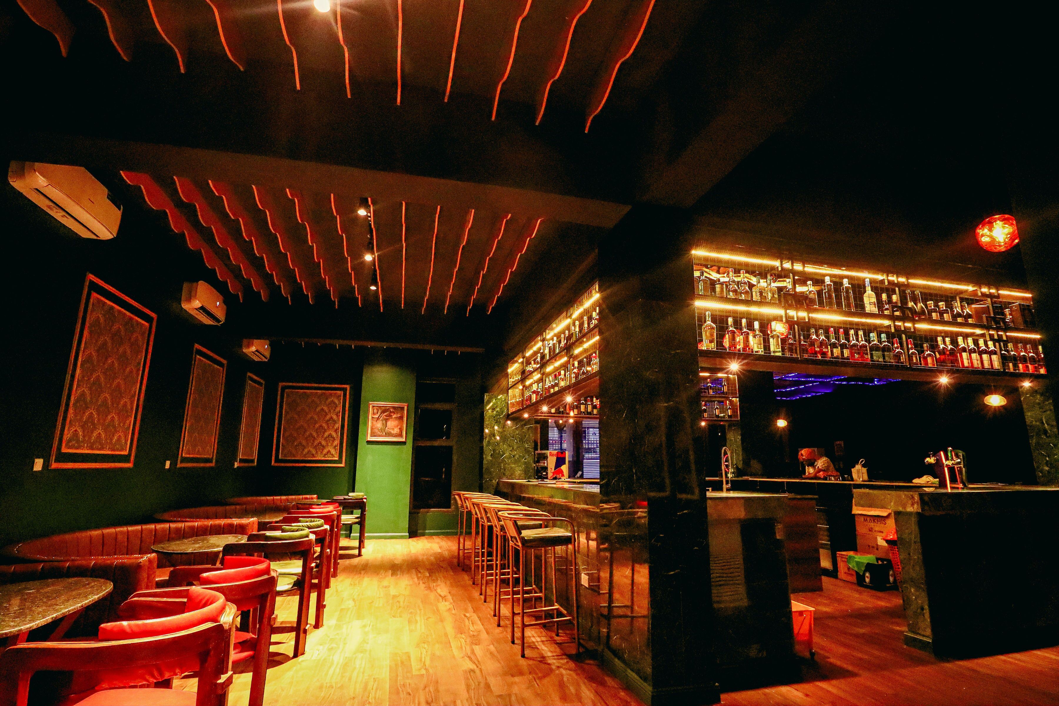 Bar (trong khuôn viên)
