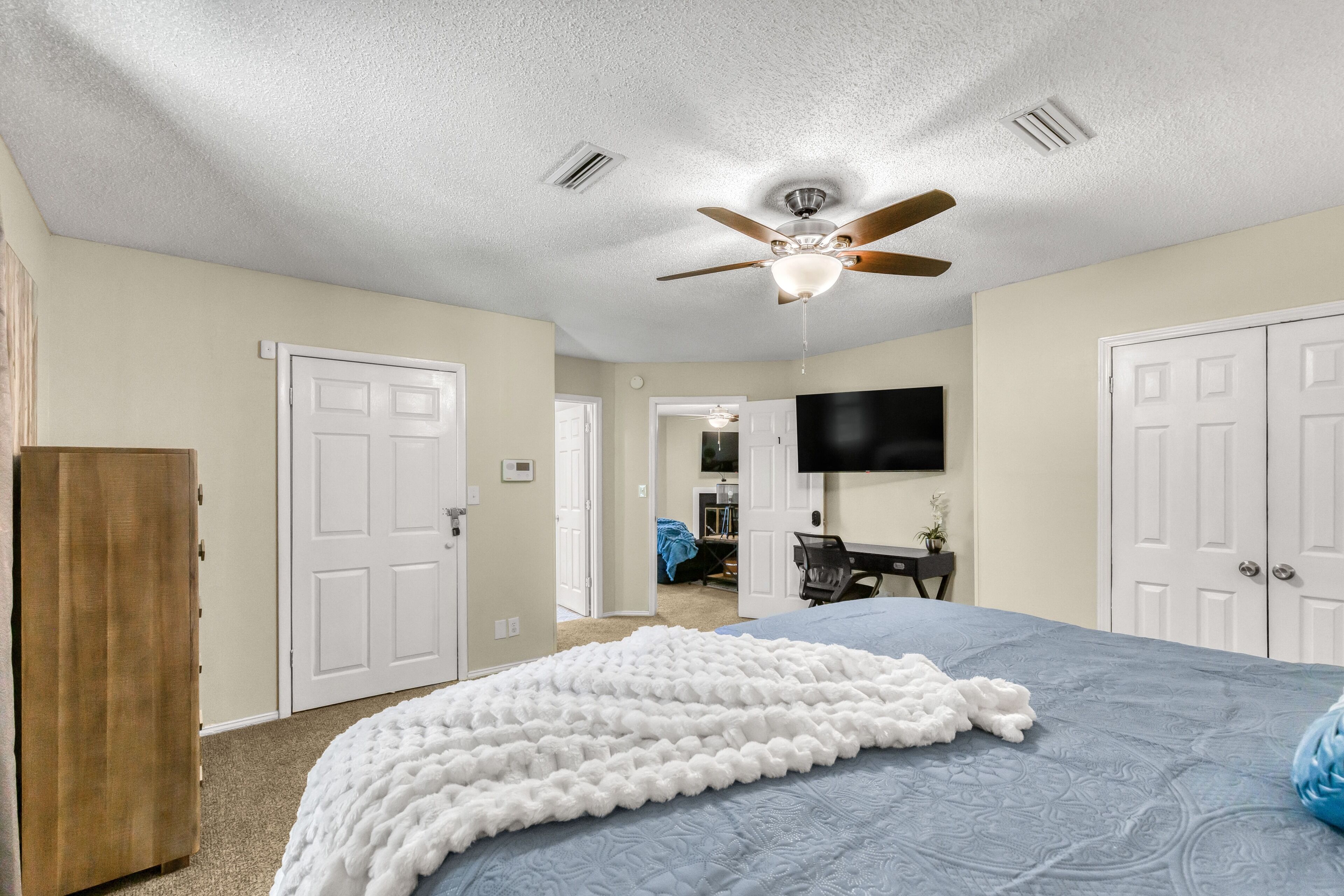 3 bedrooms, desk, WiFi, bed sheets