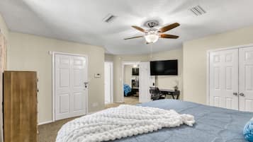 3 bedrooms, desk, WiFi, bed sheets