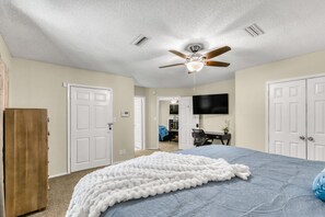3 bedrooms, desk, WiFi, bed sheets