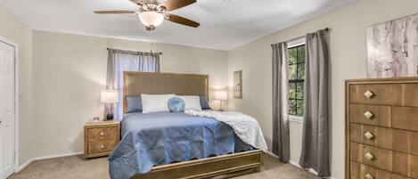 3 bedrooms, desk, WiFi, bed sheets