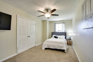 3 bedrooms, desk, WiFi, bed sheets