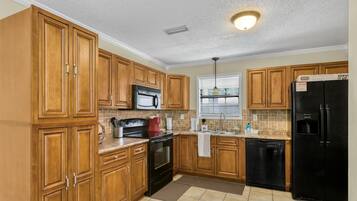 Coffee/tea maker, fridge, microwave, oven