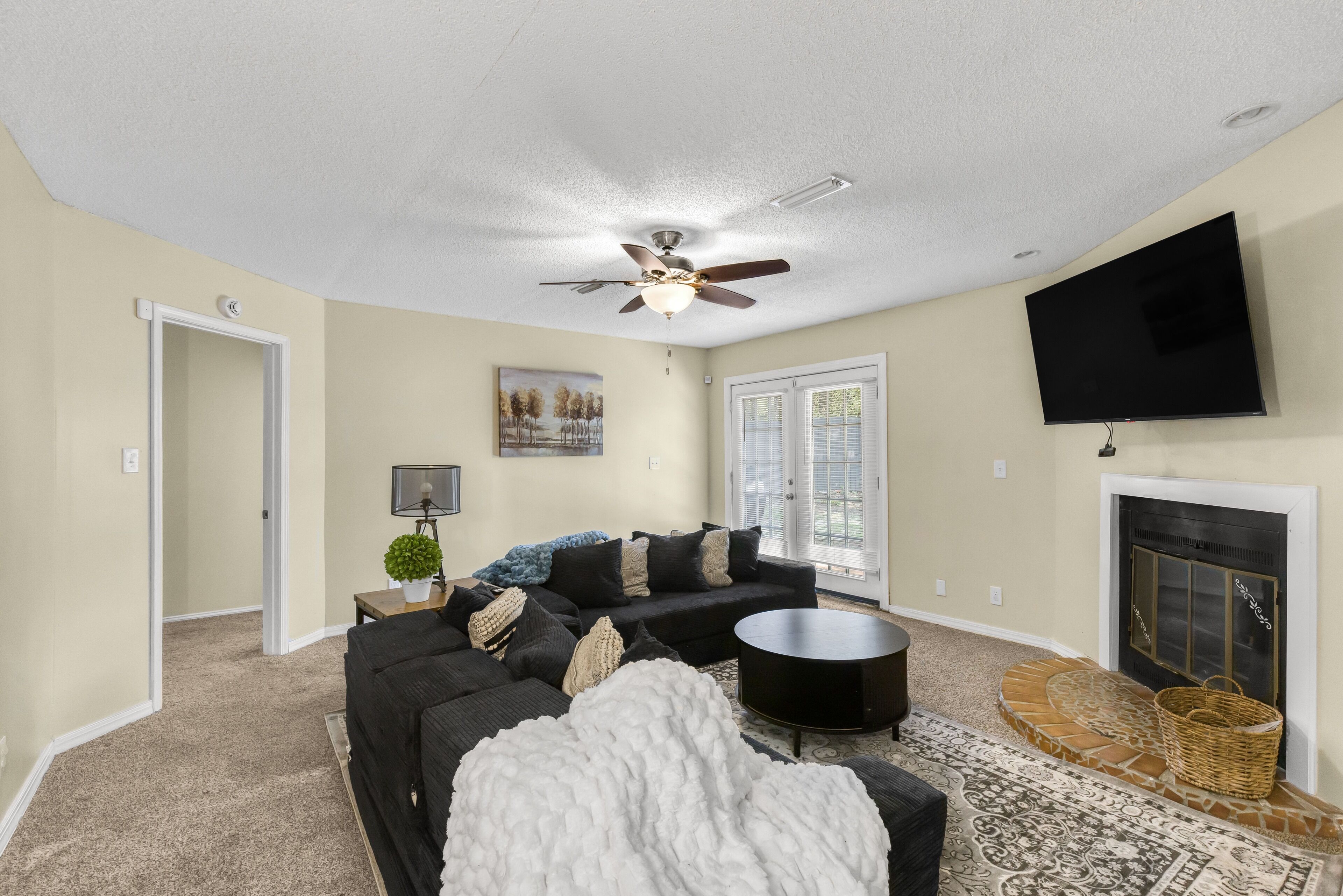 Smart TV, fireplace