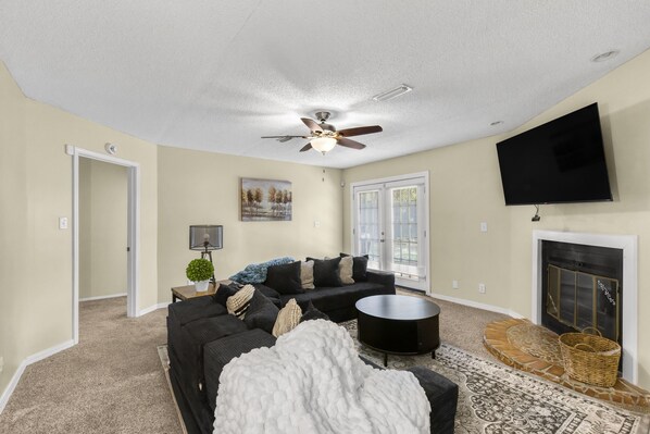 Smart TV, fireplace