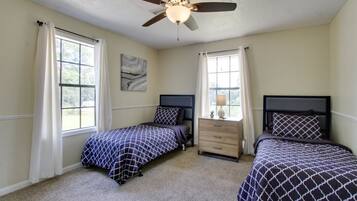 3 bedrooms, desk, WiFi, bed sheets