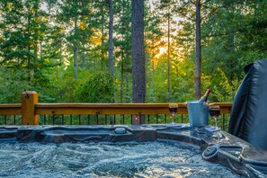 Outdoor spa tub - Tranquility Backing up to the Forest (Broken Bow)