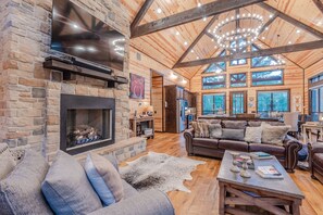 Smart TV, fireplace, video games, DVD player - Tranquility Backing up to the Forest (Broken Bow)