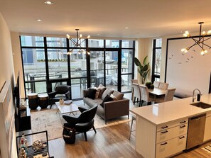 Smart TV - Friday Harbour Luxury Resort, come enjoy luxury living at the harbour. (Innisfil)