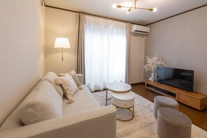 Superior House | Living area | 36-inch flat-screen TV with digital channels - Ten-Cha House - Self-Check In Only (Osaka)
