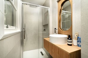 Regadera, amenidades de baño ecológicas, secadora de cabello, toallas 