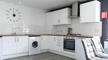 Full-size fridge, microwave, oven, stovetop