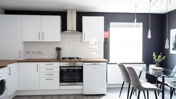 Deluxe Apartment | Private kitchen | Full-size fridge, microwave, oven, stovetop