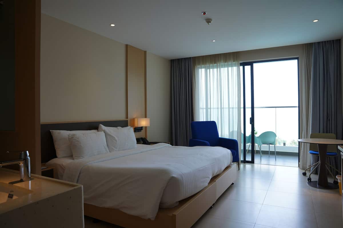 Deluxe Room, Sea View | Minibar, in-room safe, desk, laptop workspace