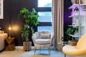 Fernseher, Bücher, Stereoanlage