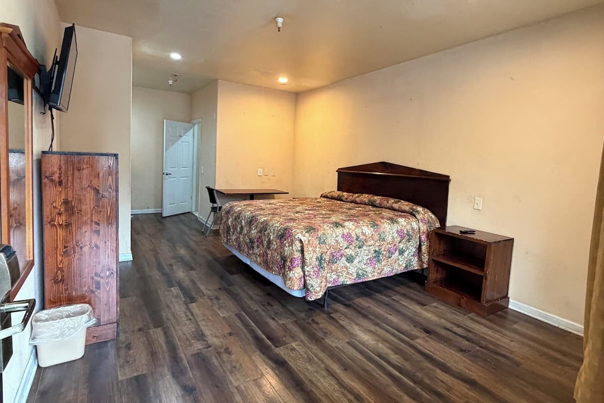 Standard Single Room | Living room | LED TV, heated floors