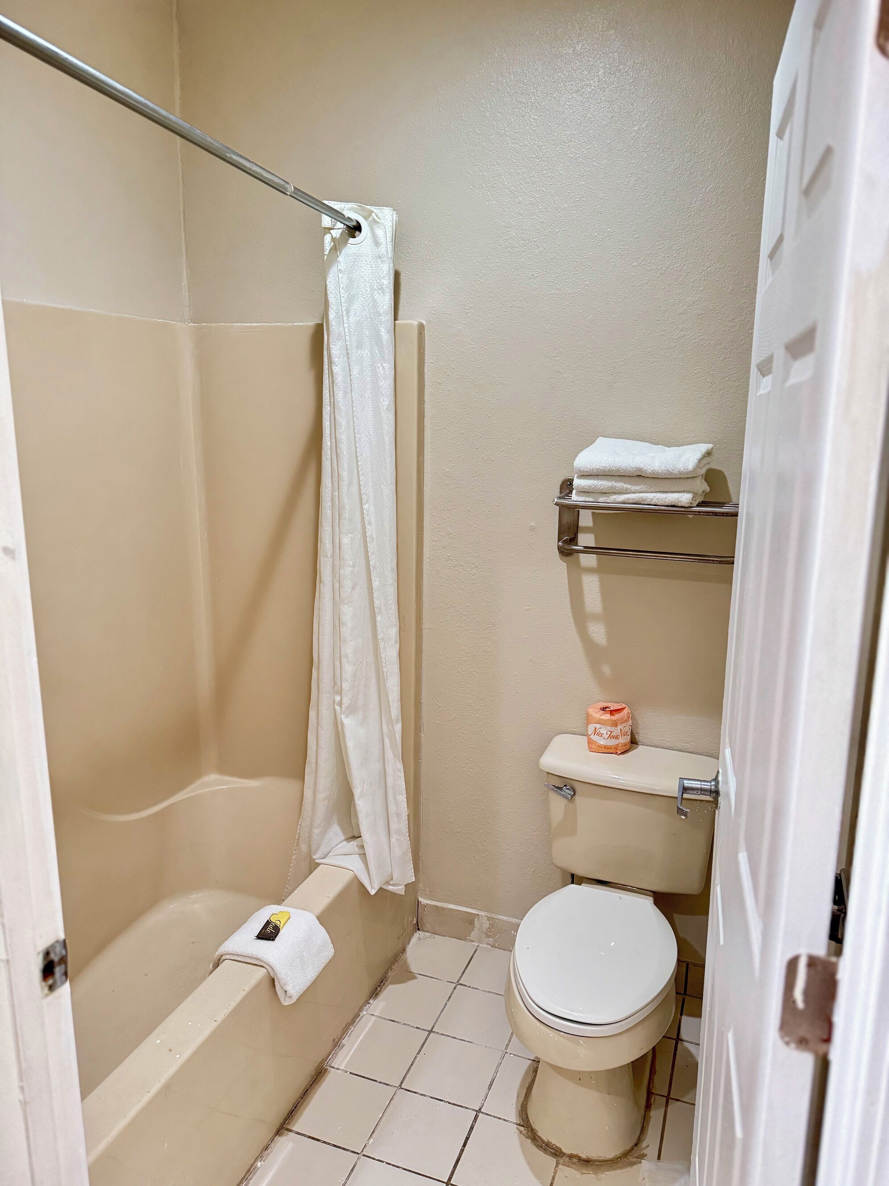 Combined shower/bathtub, free toiletries, bathrobes, towels