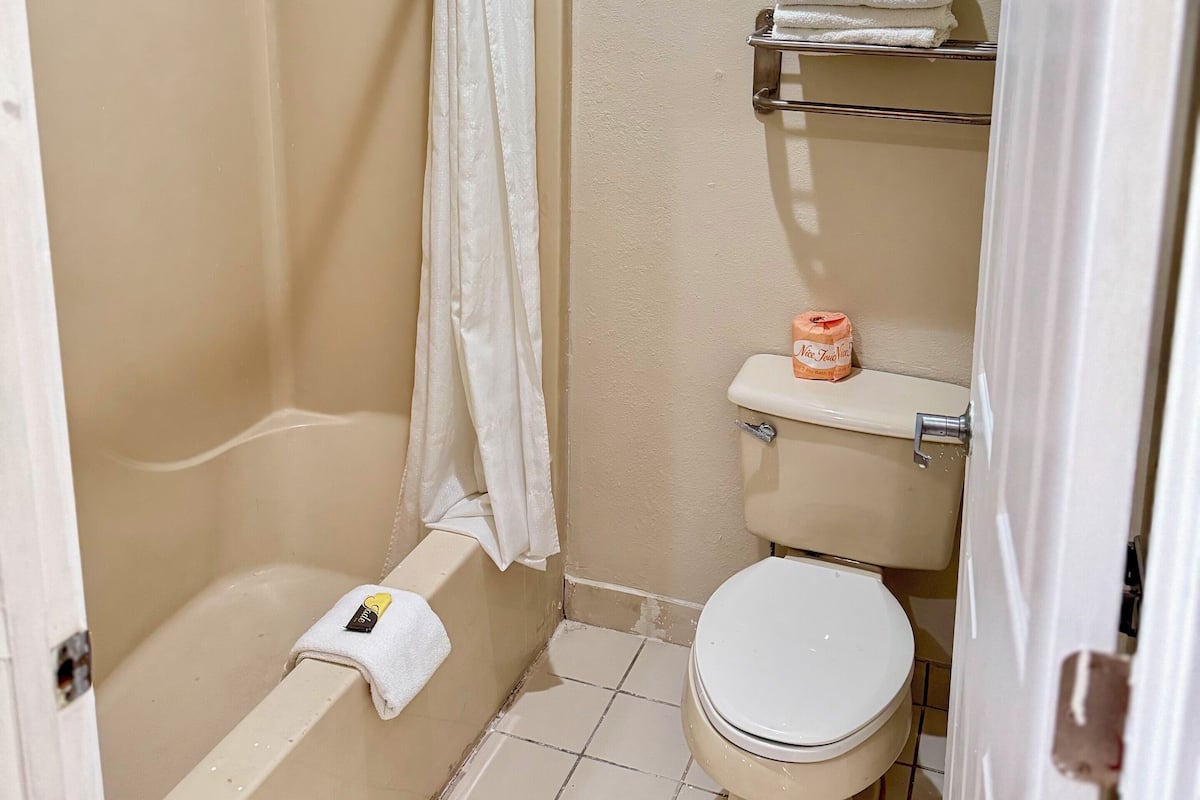 Combined shower/bathtub, free toiletries, bathrobes, towels