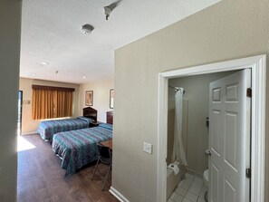 Individually furnished, desk, laptop workspace, free WiFi - Garden Inn Hotel (Union City)