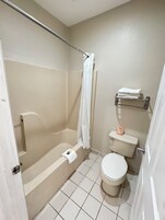 Habitación estándar doble | Baño | Ducha y bañera combinadas y artículos de higiene personal gratuitos