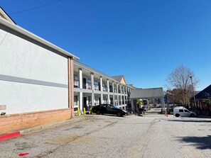 Free self parking - Garden Inn Hotel (Union City)