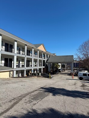 Free self-parking - Garden Inn Hotel (Union City)