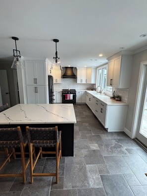 Microwave, oven, stovetop, dishwasher - BELMONT WEEK RENTAL 1/4th mile from the track! (Saratoga Springs)