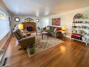 Televisión, chimenea y oficina